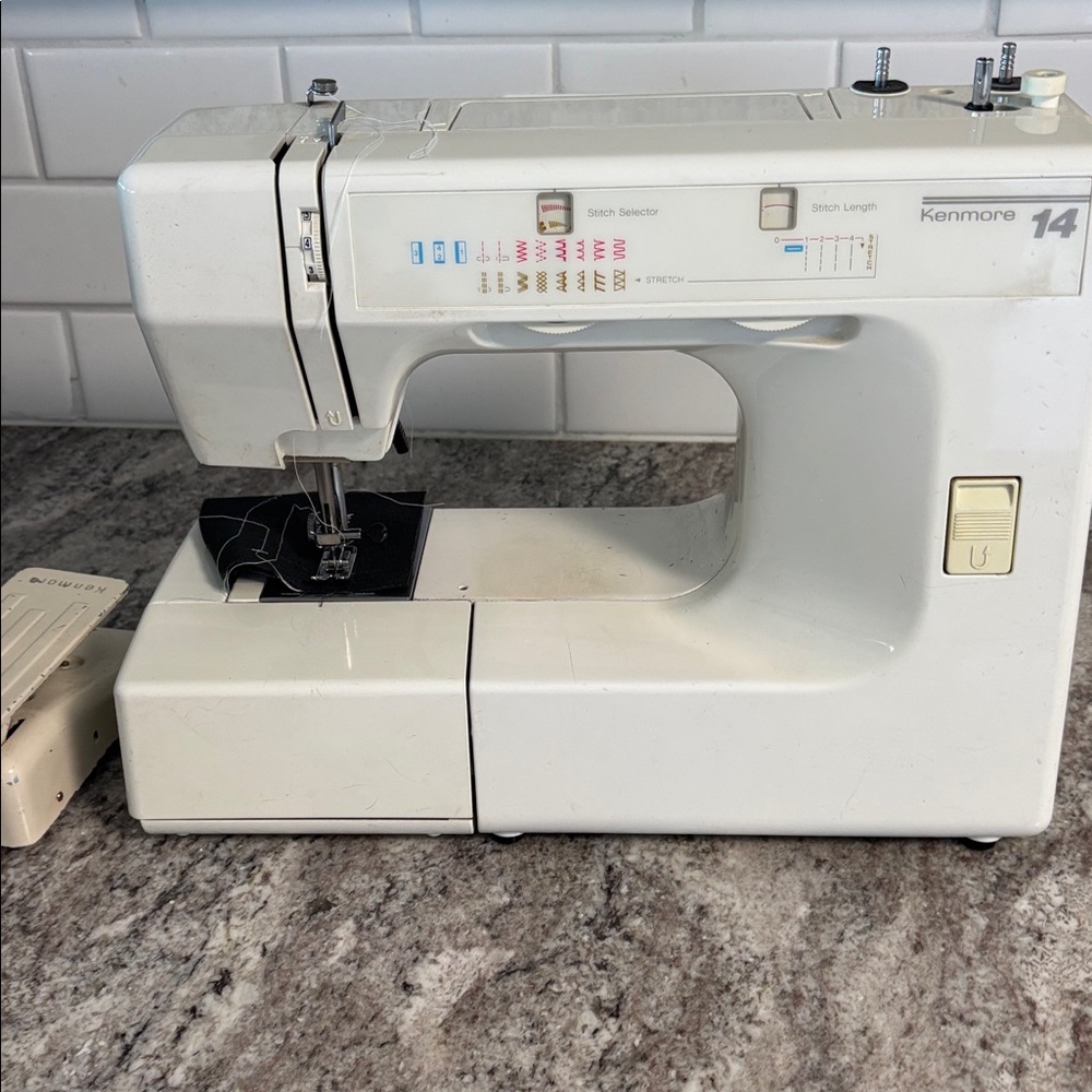 Kenmore /Janome Sewing Machine  385.12714090 W/Pedal, Extras, Full amp- works!